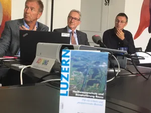 V. l. n. r.: Projektleiter Urs Zehnder, Regierungsrat Robert Küng und Stefan Moser von der Land- und Forstwirtschaftlichen Begleitplanung. (Bild js)
