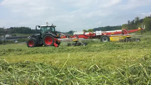 Mit dem Vierfachschwader können auch bei wenig Futter grosse und gleichmässige Schwaden angelegt werden.