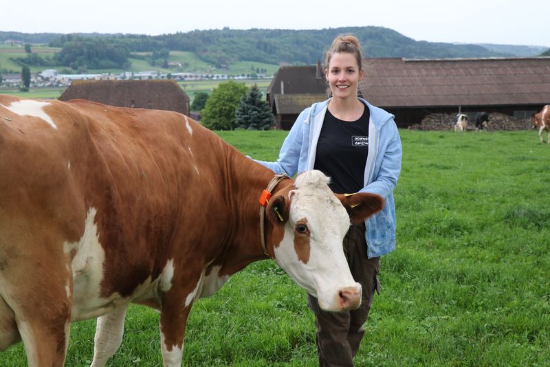 Agronomin Beatrice Rufer produziert gemeinsam mit ihrem Partner und ihrem Vater in Deisswil «Urmilch». (Bild as)