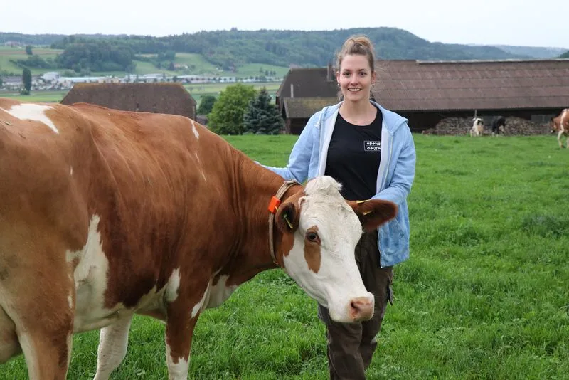 Agronomin Beatrice Rufer produziert gemeinsam mit ihrem Partner und ihrem Vater in Deisswil «Urmilch». (Bild as)