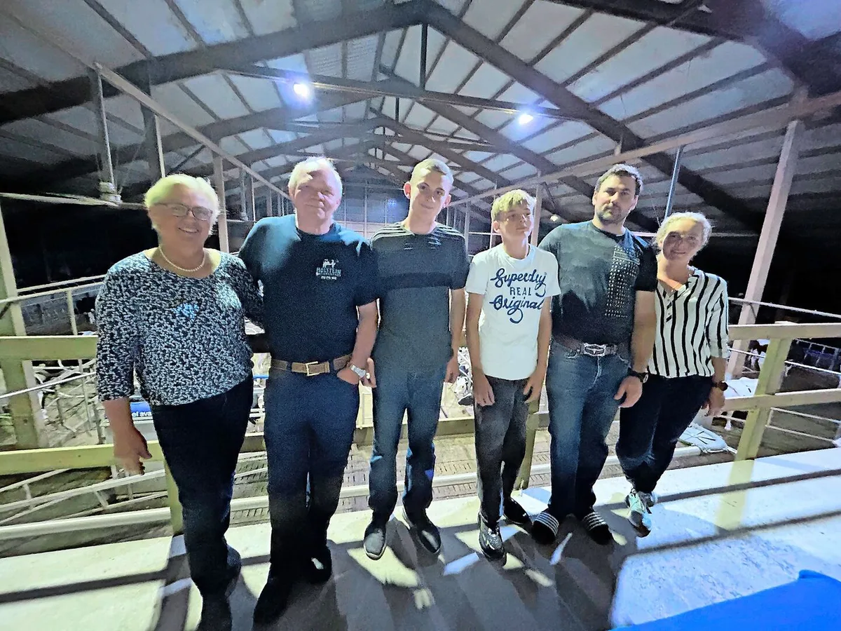 Gastgeber Trudi und Fredy Rüssli, Roman und Fabian mit ihren Eltern, dem Betriebsleiterpaar, Fredy und Regula Rüssli (v.l.).