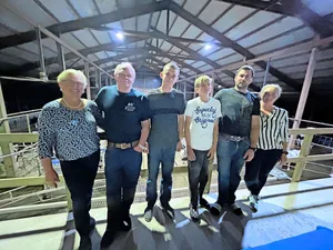 Gastgeber Trudi und Fredy Rüssli, Roman und Fabian mit ihren Eltern, dem Betriebsleiterpaar, Fredy und Regula Rüssli (v.l.).