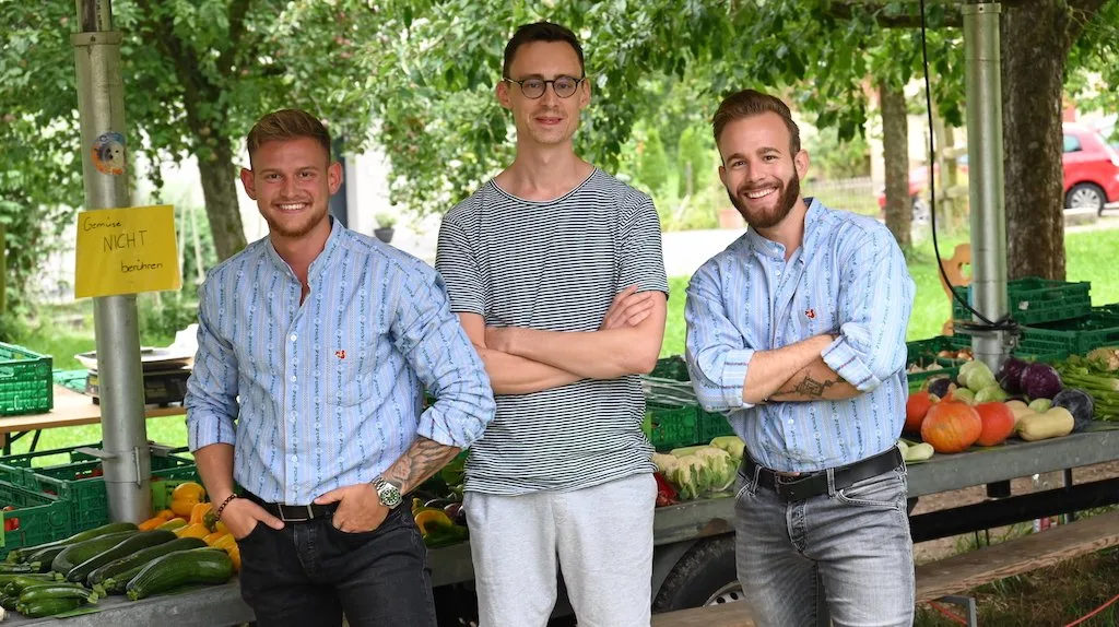 7d457712607686e4364a7b558d904a99c4dda62b Nino-Leandro Colombo (v. l. n. r.), Fabian Schläpfer und Marcel Eichenberger haben die App Franzz entwickelt. Damit sollen Konsumenten und Produzentinnen den Weg zueinanderfinden. Denn ein Wille weg vom Grossverteiler sei vorhanden. (Bild BauZ/aw)