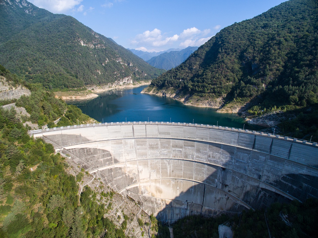Der Bundesrat setzt grosse Hoffnungen in die Wasserkraft, um auch im Winter genügend Strom für die Schweiz zur Verfügung stellen zu können. (Symbolbild Pixabay)