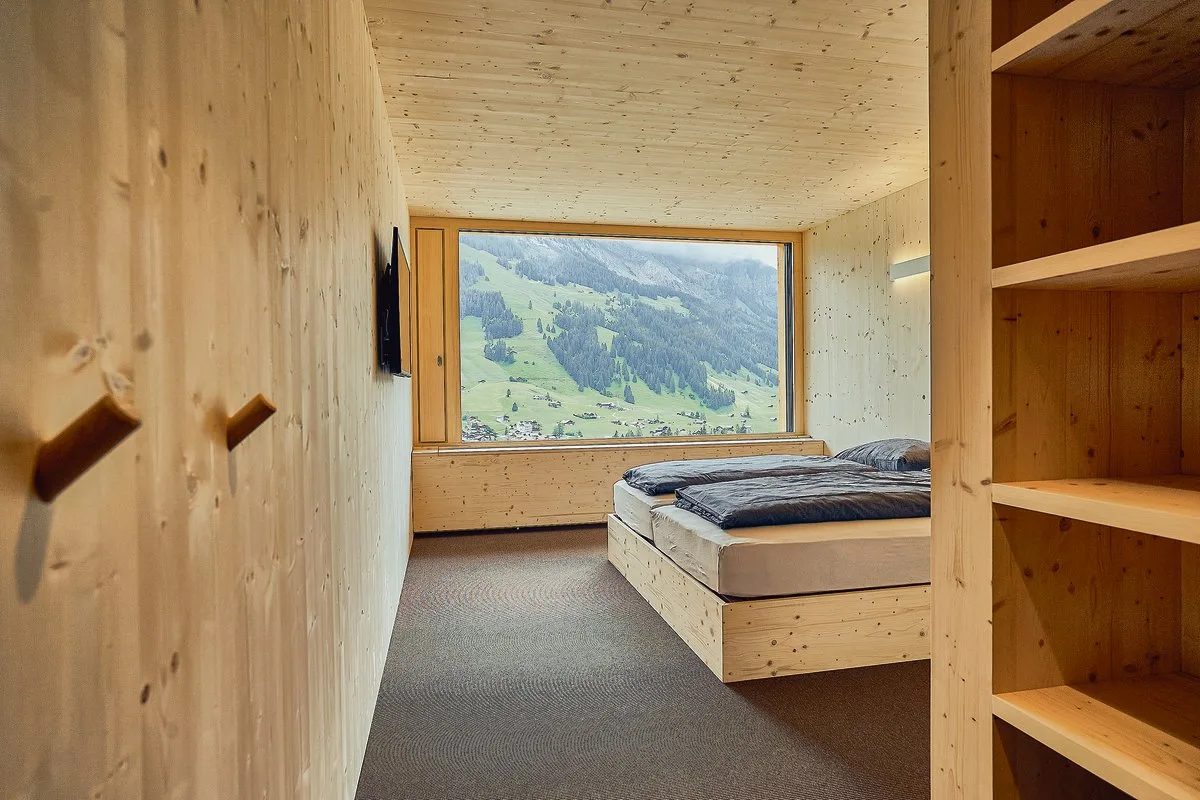 96346465ef8f38e51f333c25efe49ca1b4a328fa Ein Hotel-Traum für jeden Holzliebhaber ist in Adelboden entstanden. Das schöne Bild wird jedoch durch den Umstand getrübt, dass nicht heimisches Holz für den Bau verwendet wurde. (Bild ©Baulink AG)