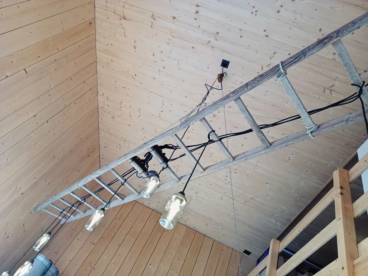 9e5c48c529de8deaaac0d5e977cc8748db8b5b3eabf4508c0c585c5abc5221ca Im Hubihof-Laden rückt eine Lampe mit Pendelleuchten das Angebot ins richtige Licht. Die Leiter gibt dem Raum eine ganz persönliche Note.