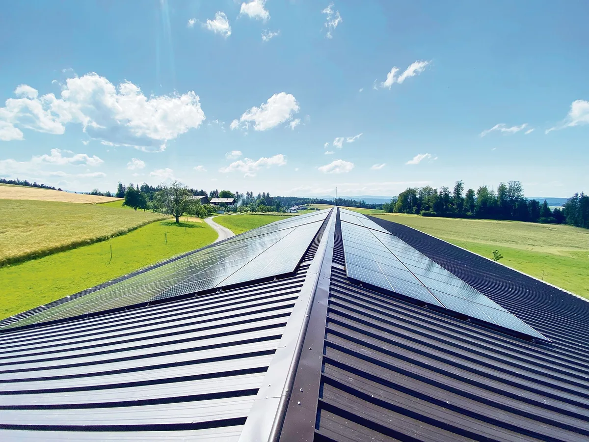 207be7baac0095b23abbd3acd44210cdaf2d4f9d Photovoltaikanlage auf einem landwirtschaftlichen Ökonomiegebäude: Für die Solarbranche war 2020 ein Rekordjahr. (Bild Alectron)