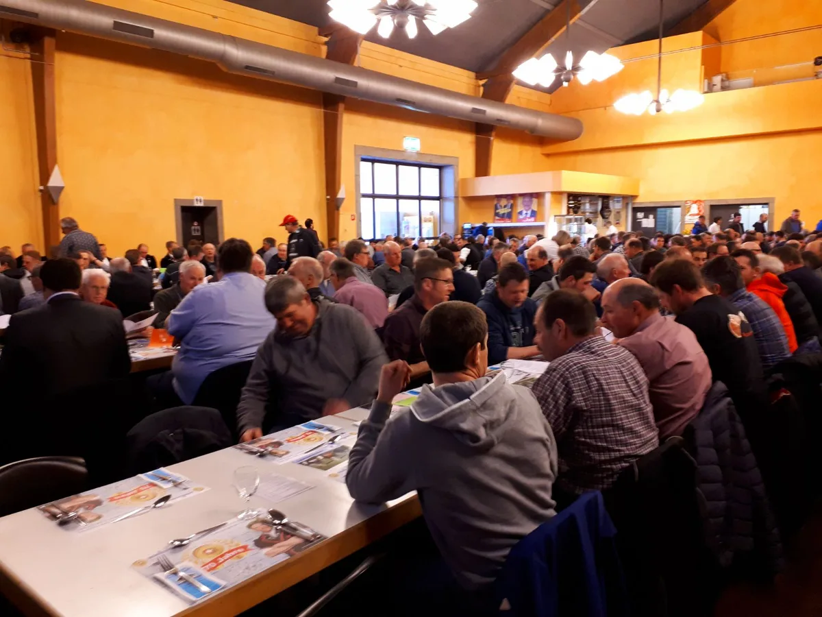 cd10957578aad1ca949d578558c2c4c2d206d28e Die Reithalle in Thun BE ist bis auf den letzten Platz gefüllt. (Bild Simone Barth)