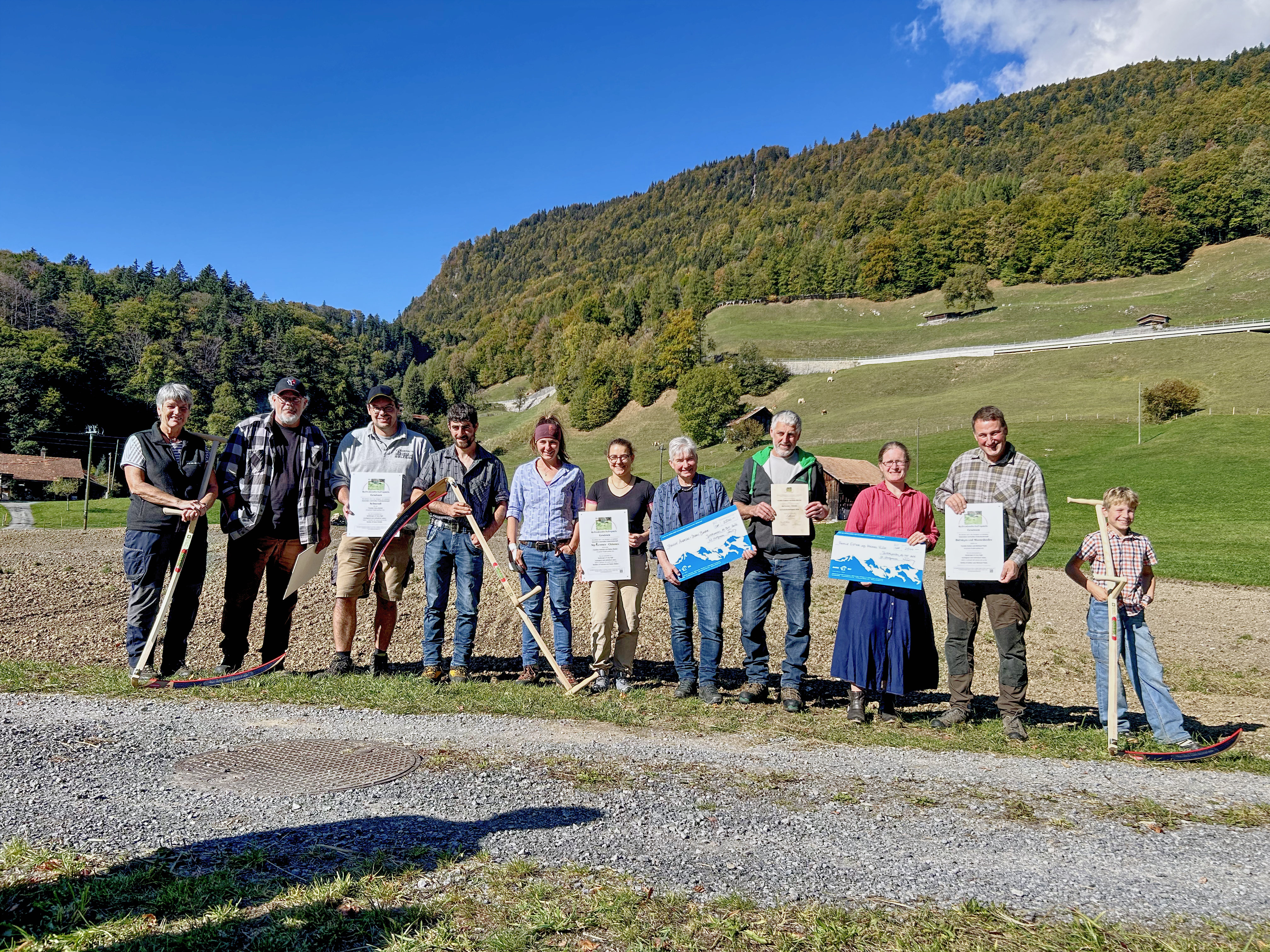 Die Gewinner des Kulturlandschaftspreises 2026 (v.l.): Theres, Hans und Sämi Schild (Schwendi); Stefan
Blatter, Sarah Gerber, Martina Blatter und Andreas Blatter (Alp Gummen-Chäseren); Esther und Michael Flück mit
Matthias (Mannenboden und Brünigen).
