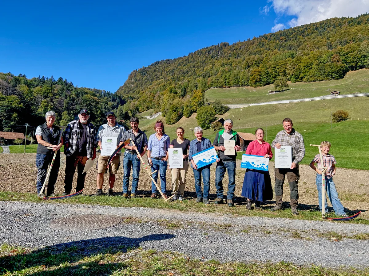 Alle Gewinner 26.jpg Die Gewinner des Kulturlandschaftspreises 2026 (v.l.): Theres, Hans und Sämi Schild (Schwendi); Stefan
Blatter, Sarah Gerber, Martina Blatter und Andreas Blatter (Alp Gummen-Chäseren); Esther und Michael Flück mit
Matthias (Mannenboden und Brünigen).