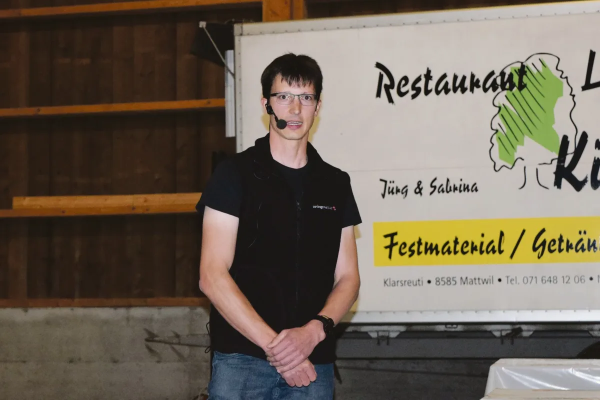 77a14efcd4ba8388b3493ff355435a3a11dc4fe5 "Wir versprechen uns von dieser Technologie mehr Zuchtfortschritt." Andreas Fleisch, Swissgenetics, zuständiger Tierarzt für Embryotransfer in Ins BE. (Bilder sgi)