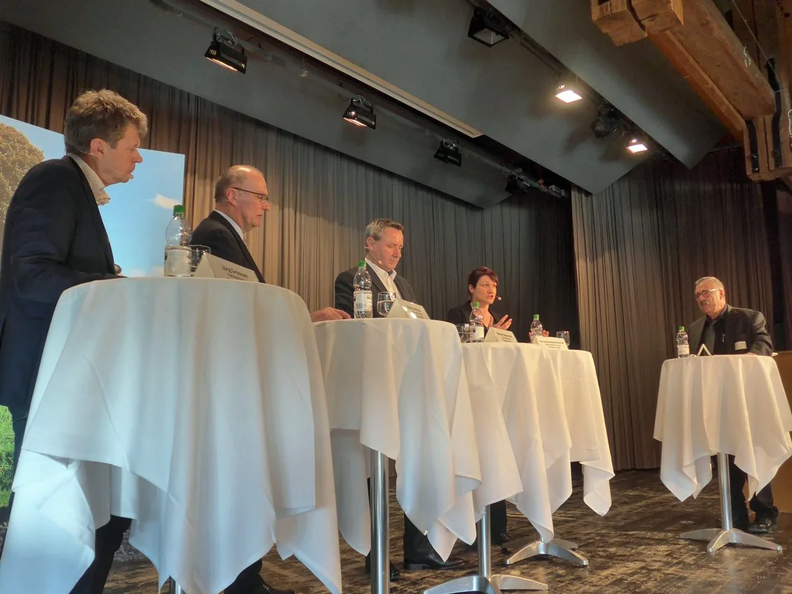 ce33cc44a9967093d63aff9b4cdedf4d669edeb9 Jürg Grossen, Markus Ritter, Werner Salzmann und Christine Badertscher debattierten mit viel Einigkeit über Agrarpolitik. (Bild akr)