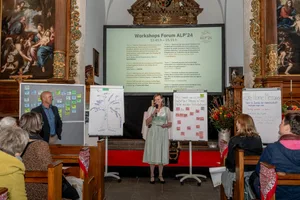 Teilnehmende aus Schweiz, Italien, Österreich und Deutschland haben sich am internationalen Forum Alp’24 am Culinarium Alpinum in der Klosterkirche von Stans über Themen der nachhaltigen Entwicklung in den Alpen ausgetauscht.