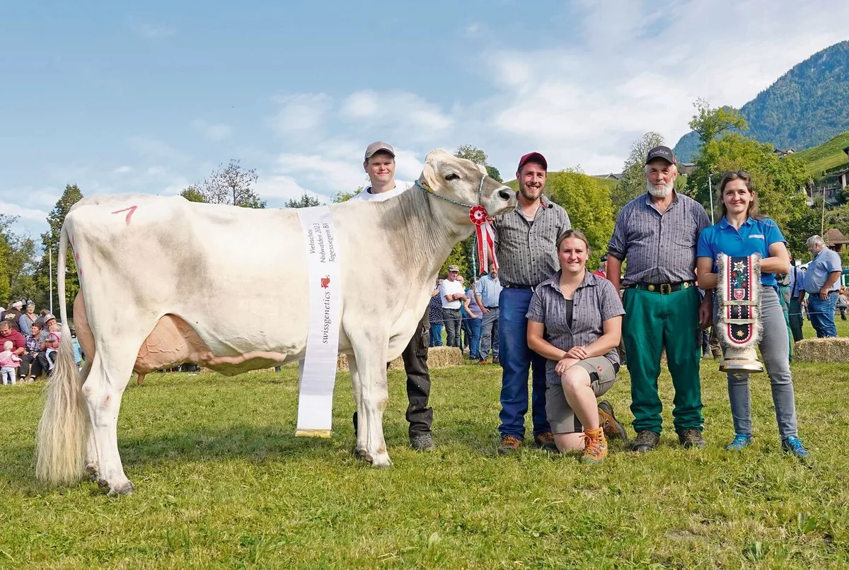 2e1d78164a5bbb5af419be288e77ca82706191eba69c9cc22db24d2a65fd9383 Biver Brava von Patrick Risi, Buochs, wurde sowohl Miss wie auch Schöneutersiegerin ältere.