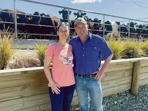 Linsey und Martin Furrer posieren auf einer ihrer beiden Farms. Die dreifachen Eltern führen seit 15 Jahren einen grossen Milchbetrieb in Neuseeland.