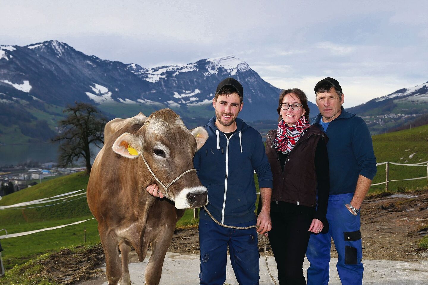 Es stehen wieder Kühe im Stall: Lukas, Lisbeth und Walter Auf der Maur (v. l. n. r.) mit der Patrol-Jungkuh Lidya.