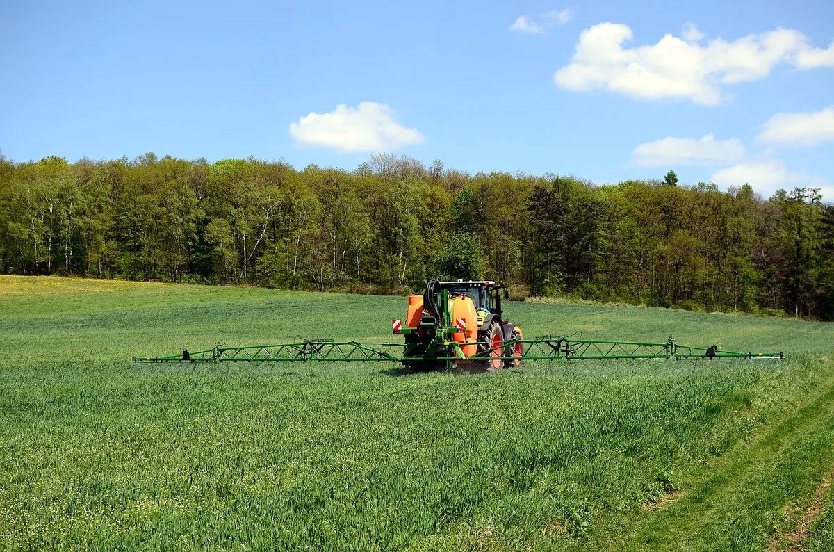 6bf3a83f09ea1cd15f31017dfdf299696225b6aa Bis ein Wirkstoff auf dem Feld eingesetzt werden darf, durchläuft er ein langes Zulassungsverfahren. Die Kosten dafür trägt zum grössten Teil die Allgemeinheit, nicht der Gesuchssteller, kritisiert Pro Natura. (Bild JerzyGorecki/PIxabay)