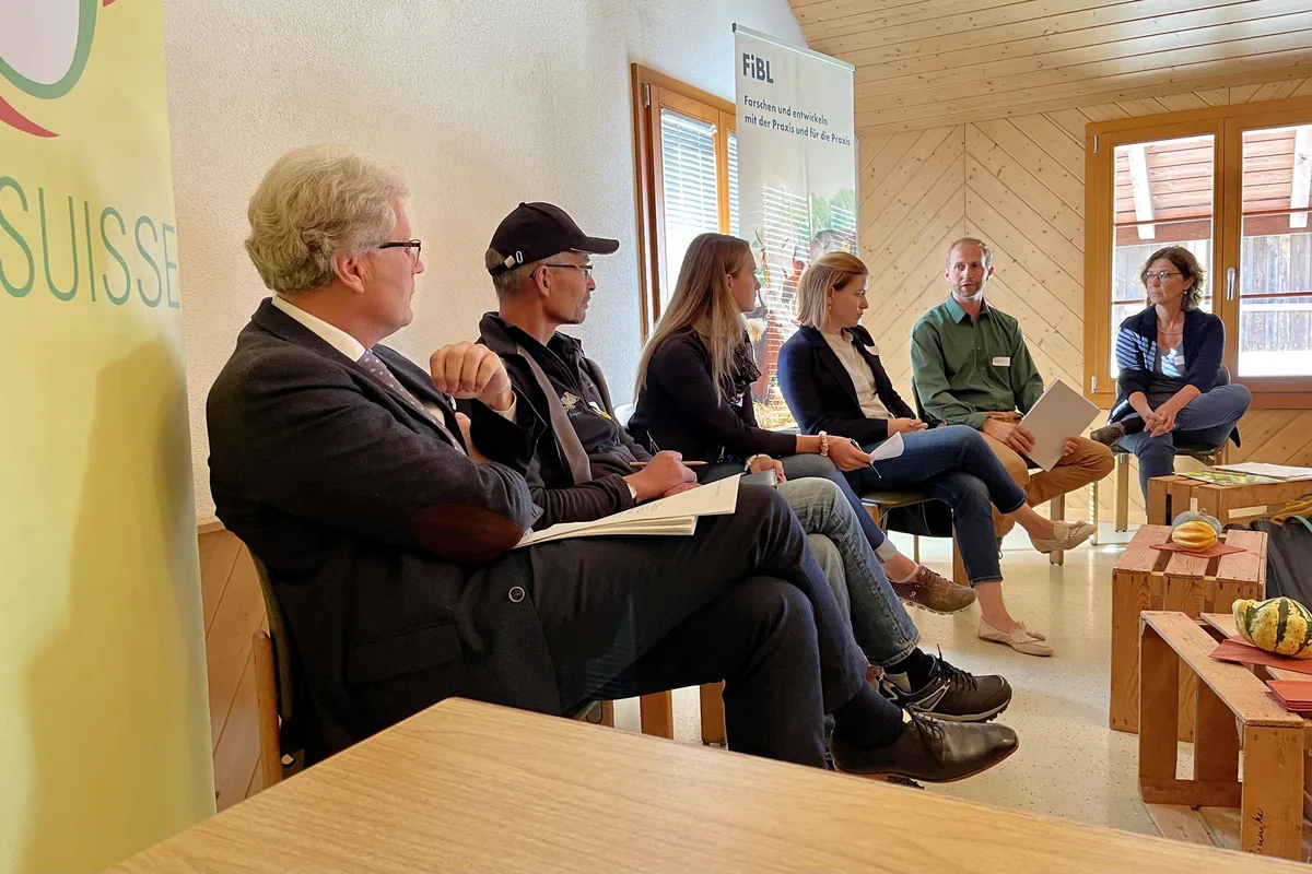 Podium mit Knut Schmidtke (FiBL), Urs Brändli (Bio Suisse), Seraina Siragna (FiBL), Salome Hofer (Coop), Raphael Peterhans (Landwirt) und Eva Wyss (WWF).