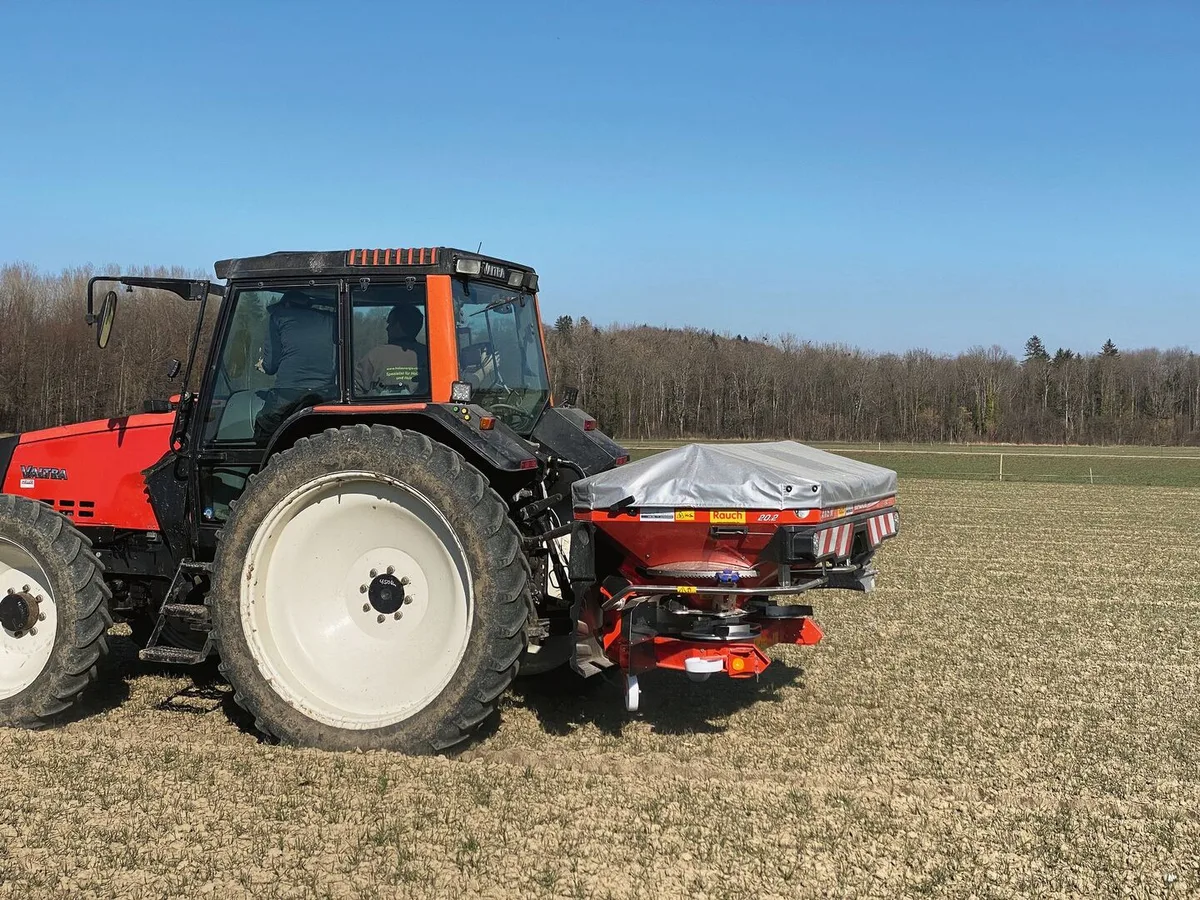 aed2e1442a5bc244cac6420cfc8b1c27cbf69d5ac0eaa504f8f90bac9dad6f6a Die Kalkdüngung kann mit dem Düngersteuer durchgeführt werden.Sie hat mehrere positive Effekte auf den Boden. Bild: Strickhof