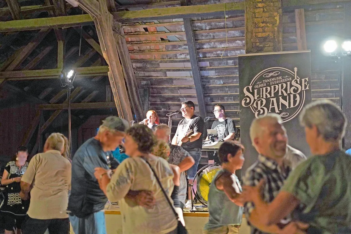 Nach dem Speed-Dating kamen zusätzliche Gäste. Die «Surprise Band» sorgte mit Live-Musik für Stimmung und die Tanzfläche füllte sich.