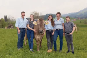 Valentin, Laura, Natalie, Silvia und Dominik Fuchs-Näf (v. l. n. r.) haben dank der intensiven Betreuung äusserst friedliche Mutterkühe.