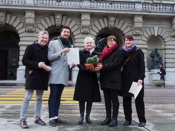Das Organisationskomittee des Bäuerinnen-Appells übergab am Dienstagmorgen der Nationalratspräsidentin Isabelle Moret eine Kalabasse mit Vergissmeinnicht und die rund 2'000 Unterschriften. (zVg, Swissaid)
