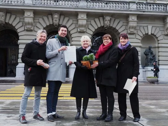 138b637a2cf4ae8dd026dc6bedf6ada230fa8403 Das Organisationskomittee des Bäuerinnen-Appells übergab am Dienstagmorgen der Nationalratspräsidentin Isabelle Moret eine Kalabasse mit Vergissmeinnicht und die rund 2'000 Unterschriften. (zVg, Swissaid)
