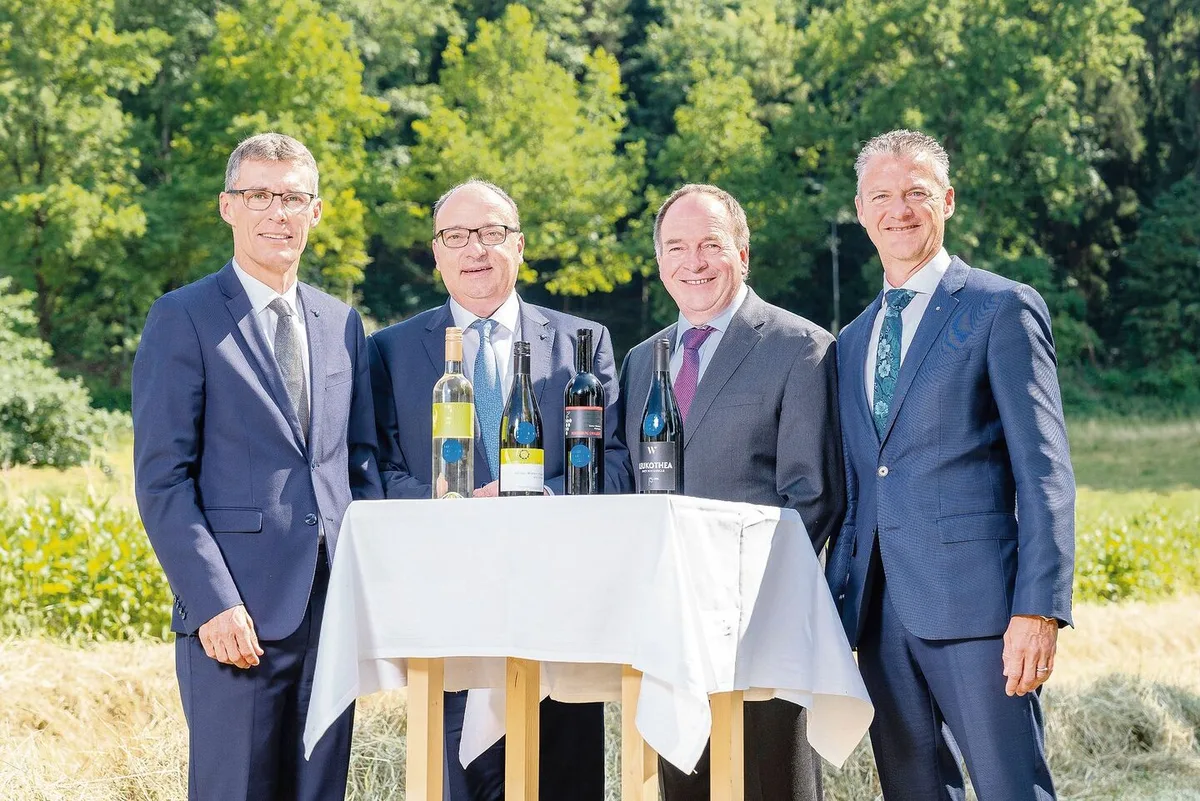 854fe3b566f5358f69bace1d5420a9296ba70469c0cf36a98a1cc240903a6b03 Weingöttis Lukas Pfisterer, Markus Dieth, Alois Huber, Roland Michel mit dem neuen Staatswein.