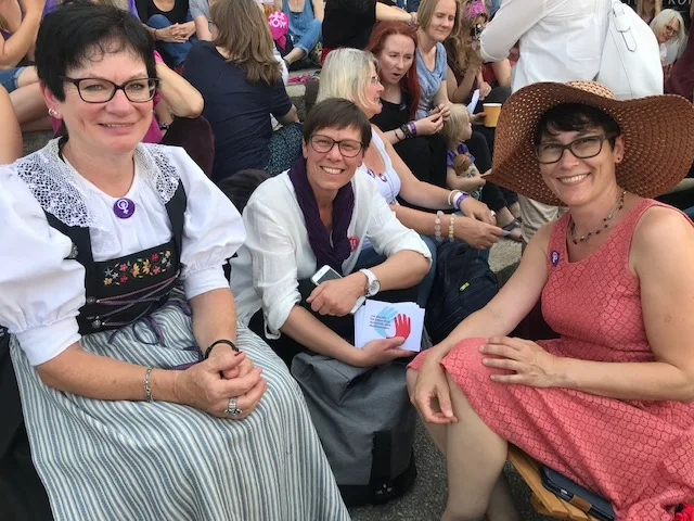 ab9ab709023532cac3d7a73aa92d5e0b7d6e9987 Bäuerinnen Helen Schmid aus Widnau AG, SBLV-Präsidentin Anne Challandes und Geschäftsführerin Colette Basler (v.l.). (Bild akr)
