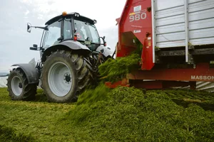Vielerorts wurde schon Gras einsliliert oder es wird in den nächsten Wochen passieren. (Bild rae)