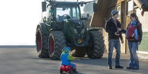 Zu viel Arbeit mach auf Dauer krank. Gerade in der Landwirtschaft und auf Familienbetrieben wird in der Schweiz sehr viel gearbeitet – für die soziale Nachhaltigkeit erachten Forschende daher die Arbeitsbelastung als entscheidend.