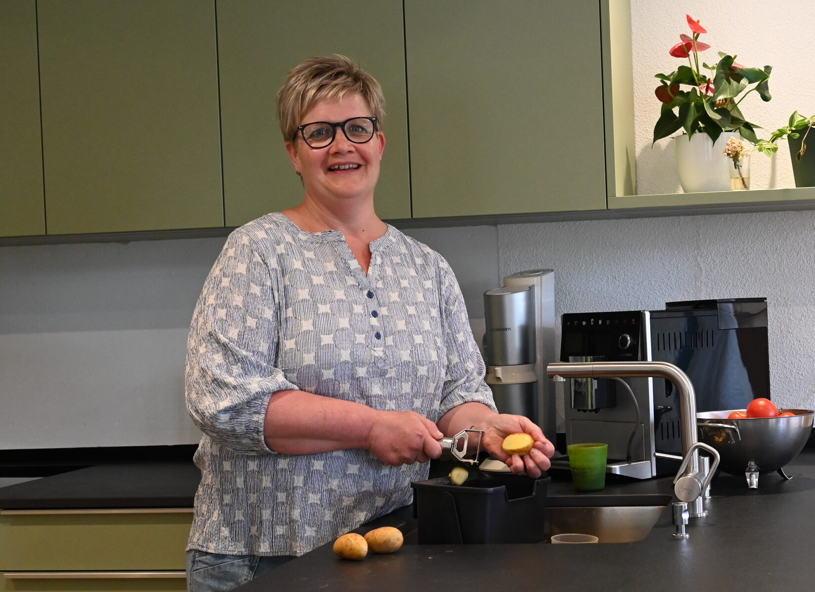 Karin Häni freut sich über den Komfort ihrer neuen Küche, die das 30-jährige Vorgängermodell ersetzte. Noch fehlte beim Besuch die Glasabdeckung mit Scherenschnittmotiv. 