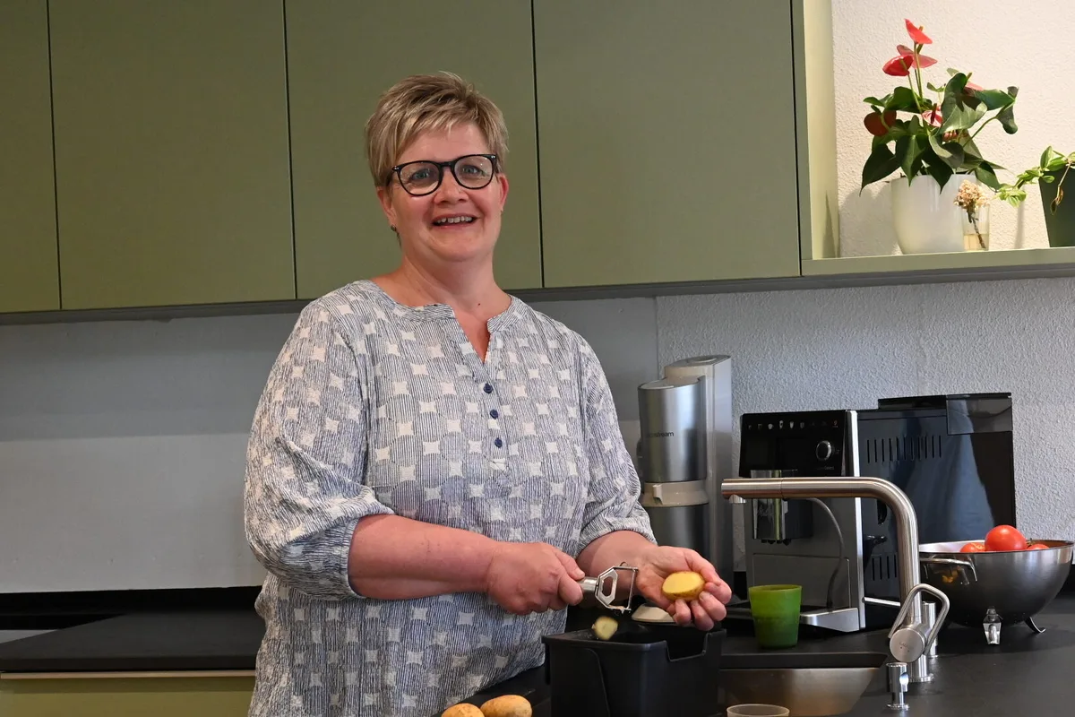 Küche Karin Häni freut sich über den Komfort ihrer neuen Küche, die das 30-jährige Vorgängermodell ersetzte. Noch fehlte beim Besuch die Glasabdeckung mit Scherenschnittmotiv.