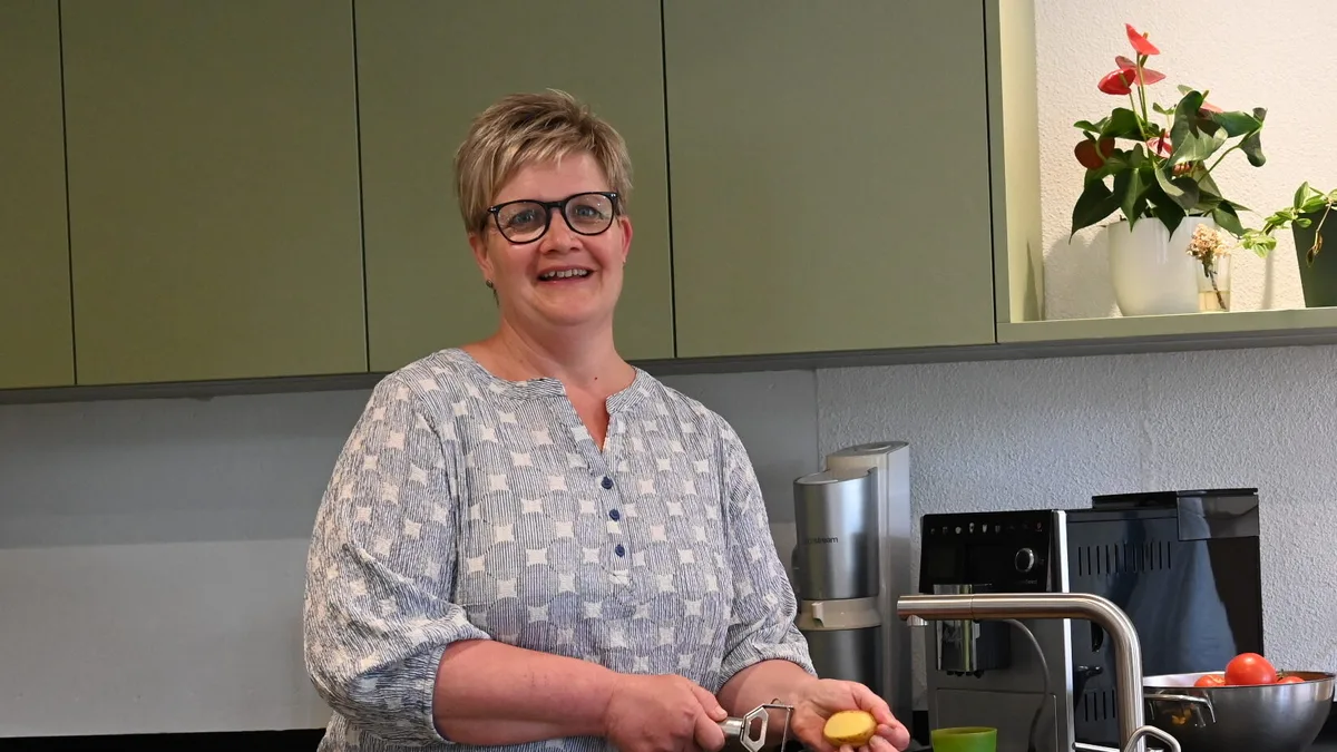 Küche Karin Häni freut sich über den Komfort ihrer neuen Küche, die das 30-jährige Vorgängermodell ersetzte. Noch fehlte beim Besuch die Glasabdeckung mit Scherenschnittmotiv.
