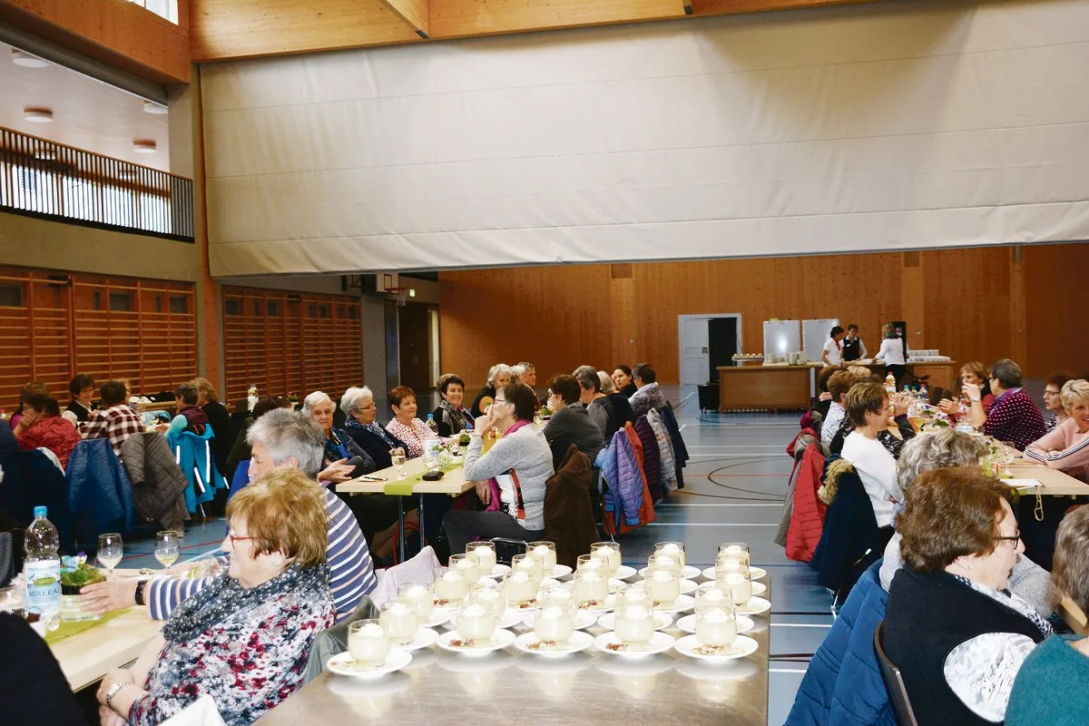 0b61e2896bd2d4b10d222e68c3909623e4f1c477 Künftig dürfen Feste wieder gefeiert werden. So wie auf dem Bild wird es aber wohl noch nicht aussehen. Die Abstandsregeln müssen weiterhin beachtet und eingehalten werden.(Symbolbild Franziska Jurt)