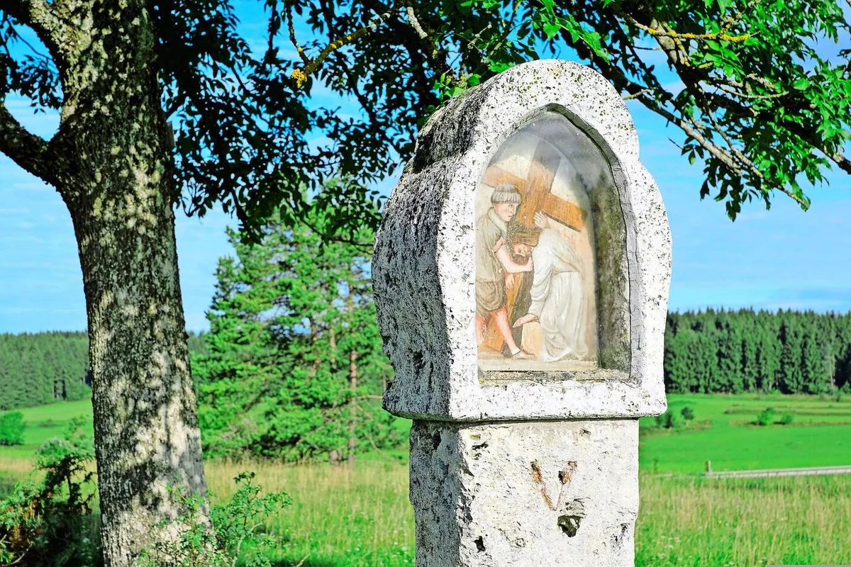 7cfa0ba0b50e102eb7419636e29f2685740d7f47775671e0195175ba0d1558db Dasein (er-)tragen: Kreuzwegauf dem Feld.