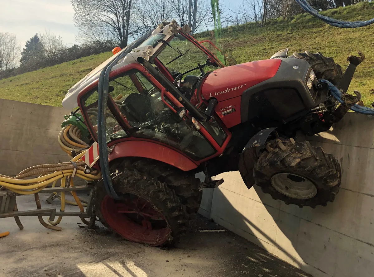 22ab696c0ceae3e349c662f677427662b128c2eb Der Traktor fuhr ohne Fahrer los, da dieser den Motor nach Verlassen des Fahrzeugs laufen gelassen hatte. (Bild Kapo Luzern)