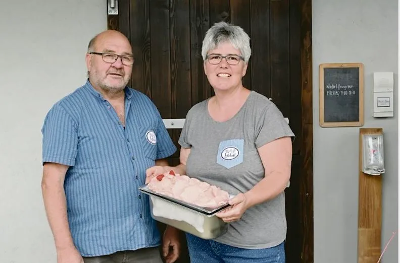 c48f7f4f8e8c812441e1206d9408f5df6ae000df Muck und Ursula Jampen haben sich mit ihrer eigenen Gelateria einen Traum erfüllt, der auf viel Nachfrage trifft. (Bild aw)