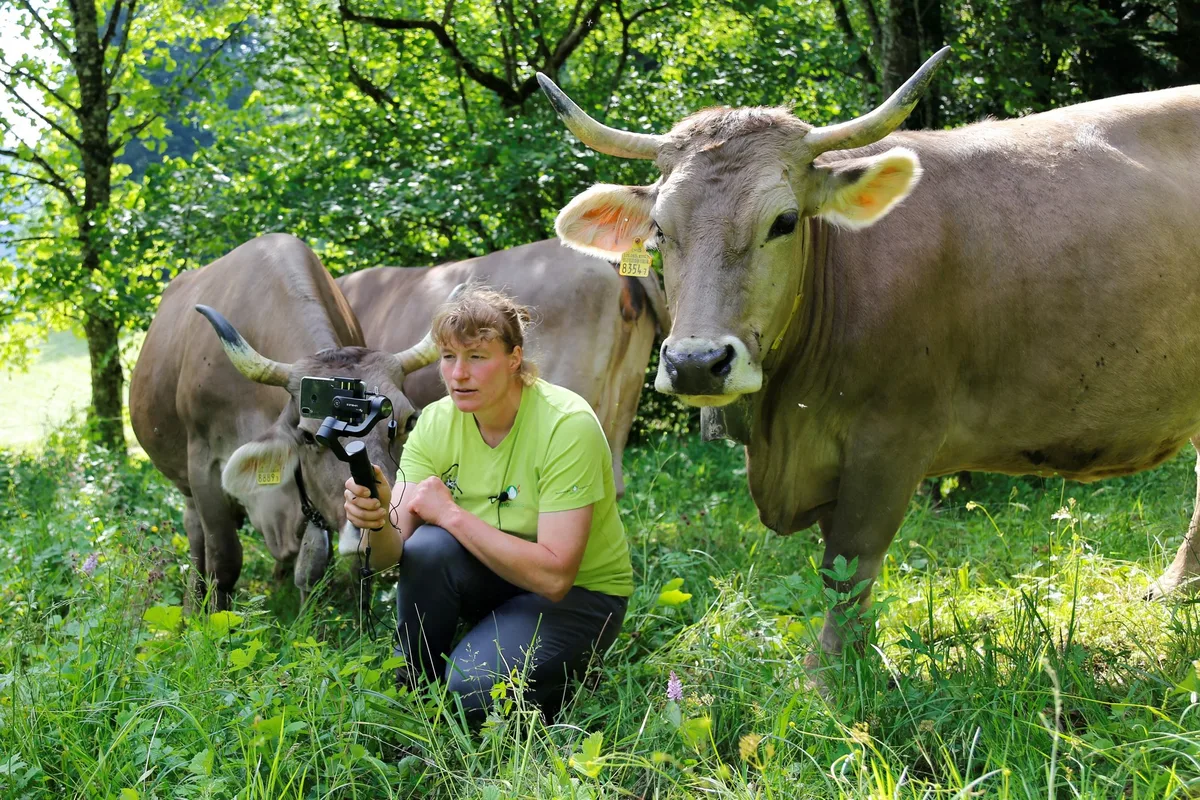b6abf5baaaa1b4ace8bde1d2734f3a7925476097 Voller Einsatz für die Follower: Susann Winkler inmitten ihrer "Milchmachermädels". (Bilder lid/mg)