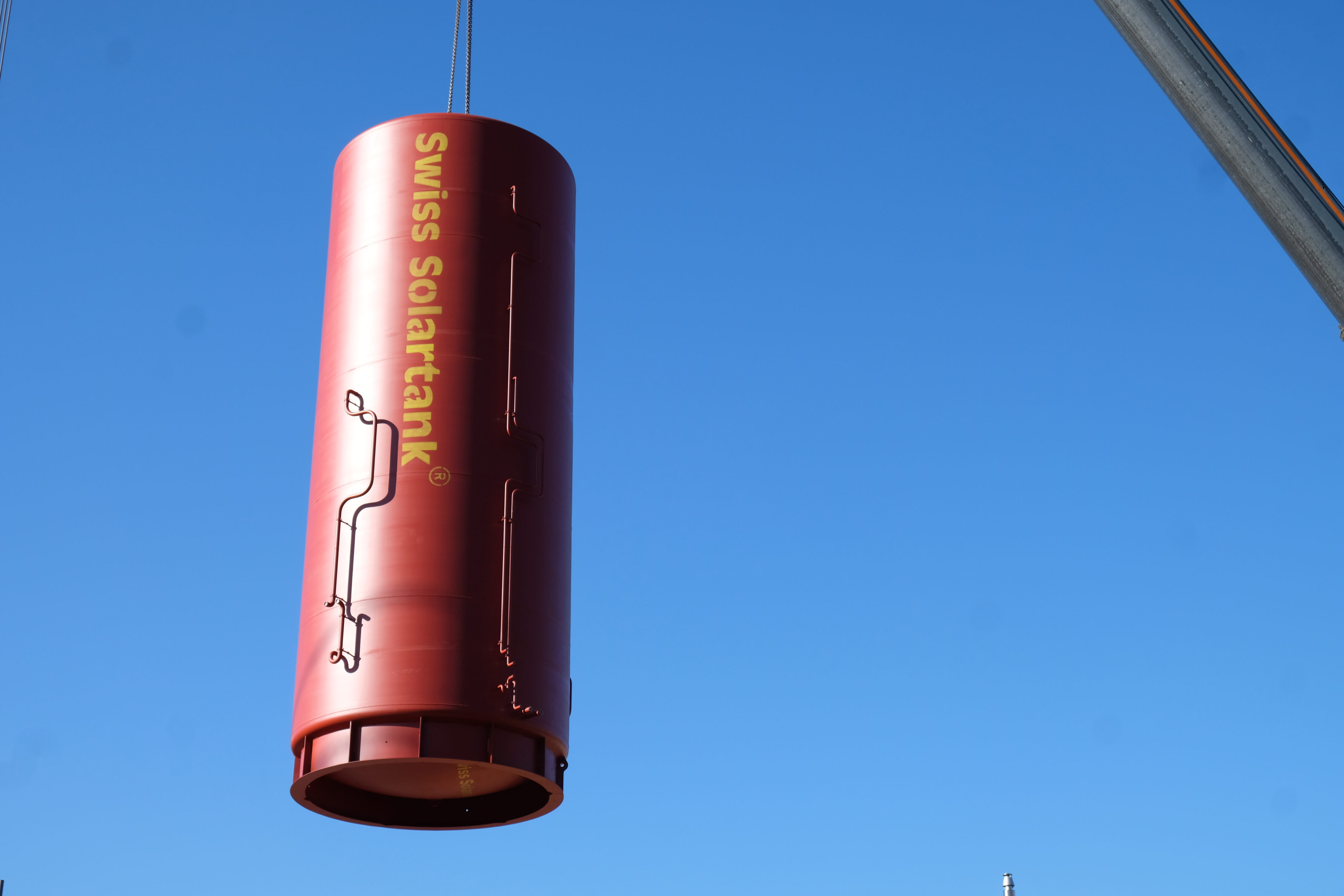 Die Speicherung von Energie ist wichtig, um Ausgleiche zu schaffen. Jenni Energietechnik hat sich auf Warmwasserspeicher spezialisiert und produziert Tanks unterschiedlicher Grössen.