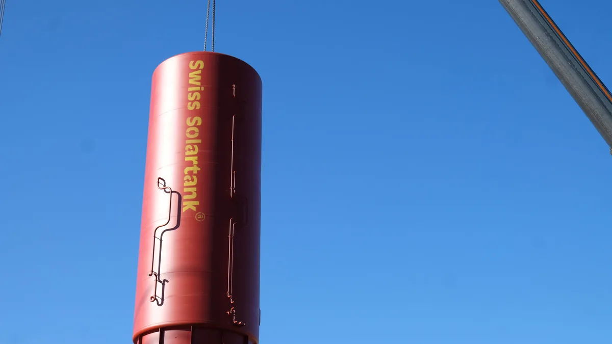 Solartank Die Speicherung von Energie ist wichtig, um Ausgleiche zu schaffen. Jenni Energietechnik hat sich auf Warmwasserspeicher spezialisiert und produziert Tanks unterschiedlicher Grössen.