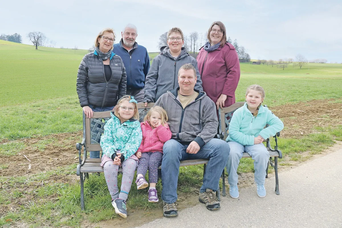 d24f0ae6343f1ea32023a17ea7d9198dc6fbdfe9 Drei Generationen der Buri-Familie: (v. l. hinten) Grosseltern Silvia und Paul Buri-Hellinger, Elias, Mutter Amanda; (vorne) Julia, Sina, Vater Daniel und Anna Buri.(Bild Benildis Bentolila)