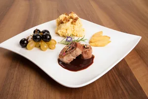 Als Hauptspeise serviert Sonja Vogt-Meyer Schweinsfilet-Medaillons an Rotweinsauce mit geschmorten Trauben, Polenta mit Baumnussgarnitur und karamellisierte Quittenschnitze.