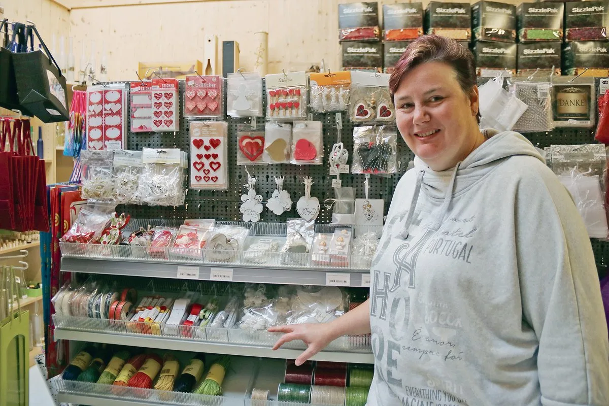 2c398dc7c71e5782a7b8e2f9d5268911580e131f Im Laden von Marianne Iberg findet man alles: Anhänger, Aufkleber, Schmuckbänder – im Sortiment von Iberg Verpackungen findet sich alles, was es braucht, um hübsche Päckchen und exklusive Umhüllungen zu gestalten.(Bilder Benildis Bentolila)