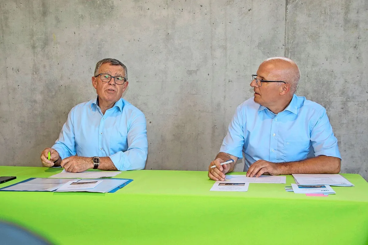 fec16b7907301522a3085069e146dc81aeac36d383bbcaa14c6aa6aac9a1799a Regierungsrat und ZLK-Präsident Ernst Stocker (l.) und Wilfried Kägi informierten über die Kreditvergaben.