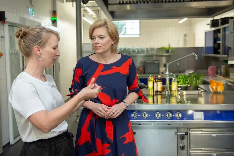 b09ad360f96e60866ecce6902181749e941c5a7a Die deutsche Bundesministerin Julia Klöckner zusammen mit einer Mitarbeiterin des BfR in der MEAL-Küche, wo die Untersuchungen stattfinden. (Bild BfR)