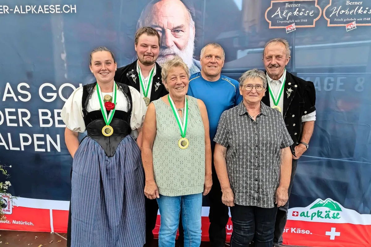 cdfac8ff868d692fe159d46afd515b6d8d6cba78cc2b38059762488dc0f7b03f Die Kategoriensieger (v. l.): Tanja Haldemann und Christian Röthlisberger (Berner Alpkäse AOP); Monika und Martin Stähli (Berner Hobelkäse AOP); Margrit und Rudolf Jordi (Mutschli).