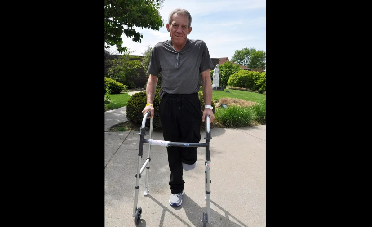 05830aa3bd602d03dd86022698986718c1fef1d1 Farmer Kurt Kaser soll eine Prothese bekommen und will bald schon wieder auf seiner Farm arbeiten. (Bild Facebook Madonna Rehabilitation Hospitals)
