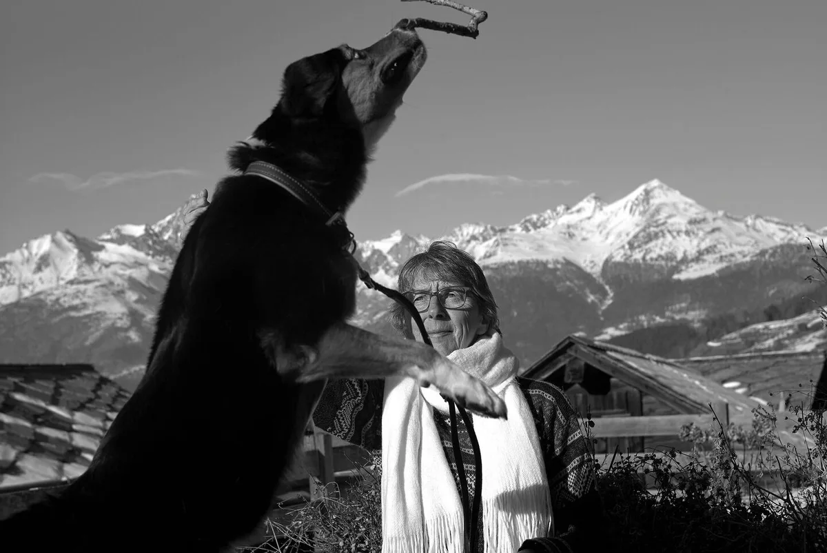 d0b057c1505c309b73975e1f2a924cd4bbb553eeb97e5d45a68312649b5e8041 Sue mit ihrem Hund Pat in den Alpen, von denen sie als Kind träumte.