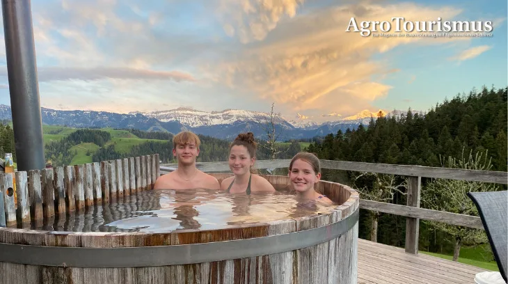 b42d41450c1e4dd9b8d44ec3dd4e1d4583831232 Im gemütlich warmen Wasser können sich Gäste entspannen und den Blick über die Hügellandschaft und die Berge schweifen lassen. (Bilder Jasmine Baumann)